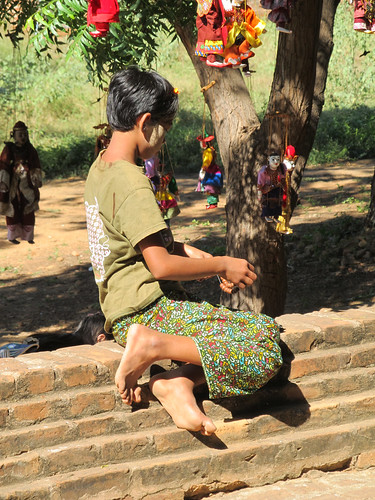 Bagan: jeune fille faisant un bracelet au temple Dhammayangyi Patho
