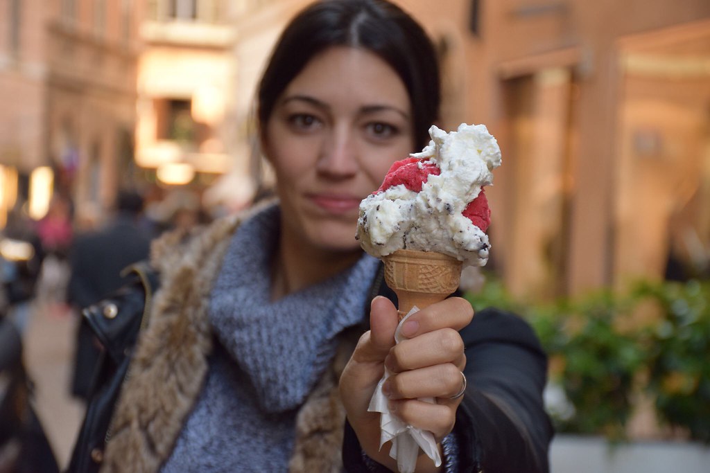 Comiendo un helado en Roma. ¿Será un antojo o pura gula?