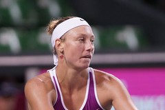 2015.09.18 Yanina Wickmayer defeats Kateryna Bondarenko