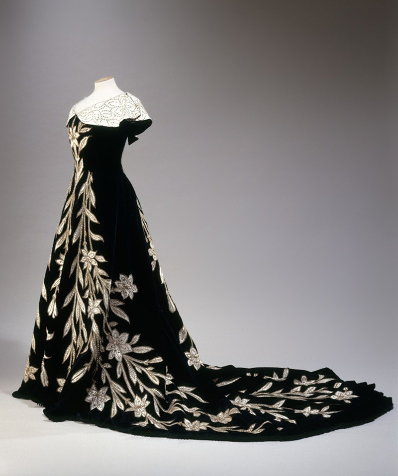 “Lily Dress” evening dress, black velvet with application of ivory silk in the form of lilies, embroidered with pearls and sequins, 1896. © L. Degrâces et Ph. offre/Galliera/Roger-Viollet
