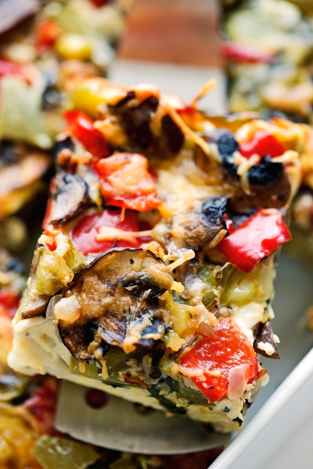 Veggie Loaded Breakfast Casserole - made with hash browns and all your favorite veggies! Add in rotisserie chicken, crumbled sausage or anything else you please - it's totally customizable! #breakfast #breakfastcasserole #casserole #veggiecasserole | Littlespicejar.com @littlepsicejar