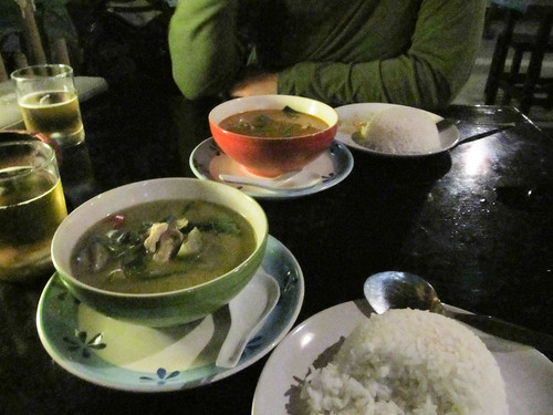 Chiang Rai: un curry rouge de poulet pour Mister J et un curry vert de poulet pour Miss V. Enfin un curry épicé en Thaïlande!