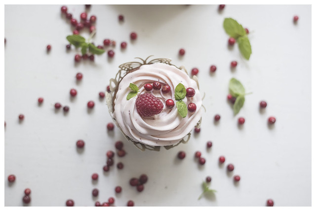 Lingonberry & Marzipan cupcake