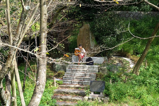 Guitarist at the Keage Incline