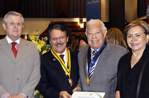 Embajador Oscar Maúrtua de Romaña, alcalde de Jesús María, Carlos Bringas, Julio A. Salazar y su esposa Carolina.