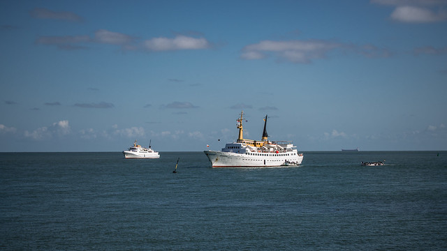 MS Funny Girl und MS Atlantis der Reederei Eils auf Reede vor Helgoland