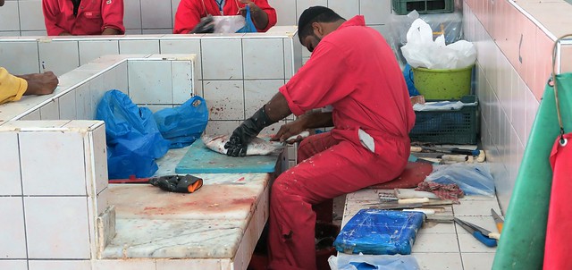 souk fish market abu dhabi slicing