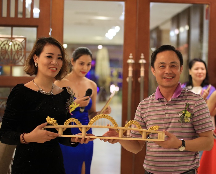 Da Nang Department of Tourism presents the Dragon Bridge to thank the Managing Director of JG Golf Vietnam