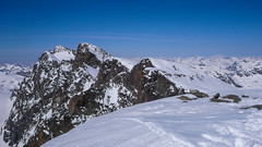 Widok ze szczytu Pioz Sella 3511m na szczyty I Gemelli 3508m, Dischmels 3501m , La Sella 3548m, Piz Gluschiant 3594m i Piz de la Fuorcla 3398m.