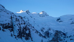 Widok z doliny Val Roseg na trasę zjazdu lodowcem Vadret da Roseg ze szczytu Dischimels 3501m