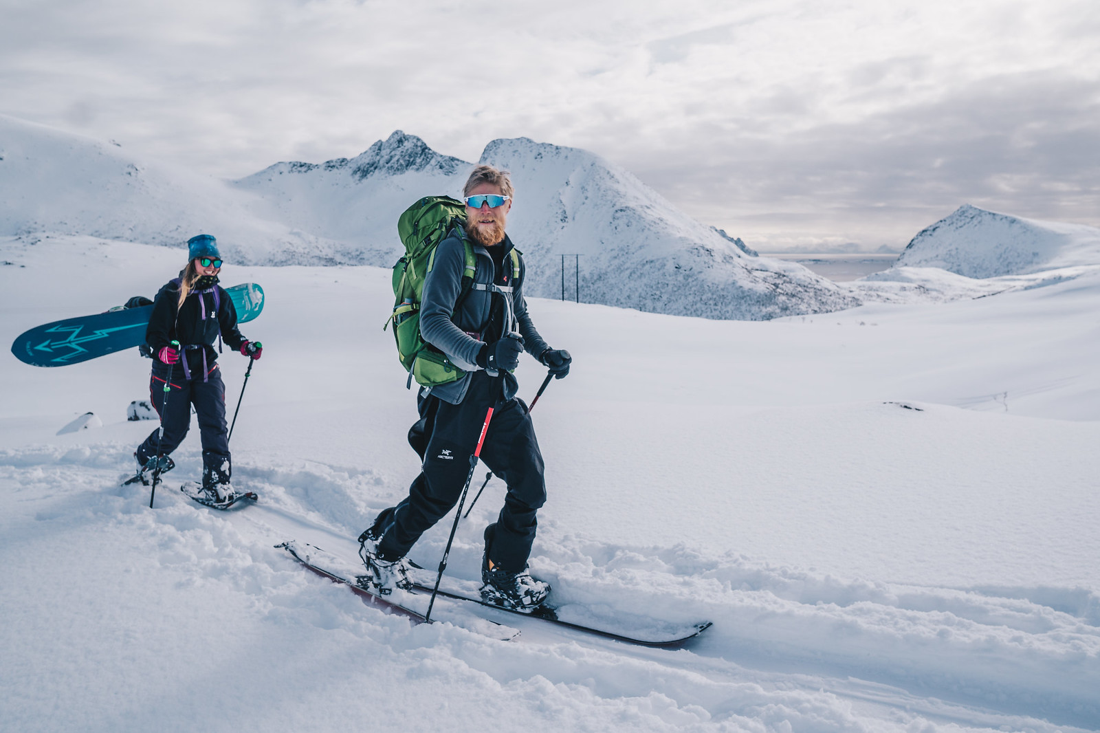 Iloiset hiihtelijät matkalla Hellostindenin huipulle