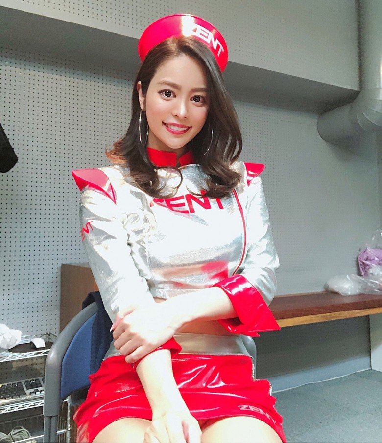 日本举牌女郎《大柳麻友》，完美身材搭阳光笑容征服所有赛车迷！