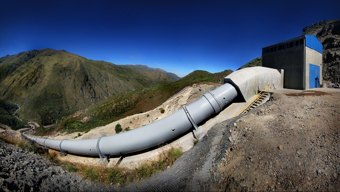 水管:建在山上的水管.