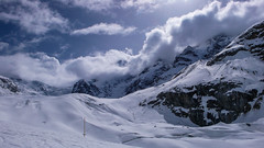 Podejście lodowcem Vadret da Morteratsch do schroniska Chamanna Boval  2495m, po prawej Piz Morteratsch 3751m .