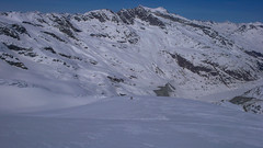 Zjazd lodowcem Vadret da Roseg ze szczytu Dischimels 3501m  do schroniska Chamanna Coaz 2601m. W tle szczyt Piz Corvatsch 3451m i dolina Val Roseg.