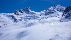 Trasa zjazdu lodowcem Vadret da Roseg m ze szczytu Dischimels 3501m. Widoczny szczyt La Sella 3584m i Piz Gluschaint 35904m.
