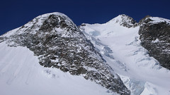 Podejście lodowcem Vadret da Morteratsch przez Da Buuch do schroniska Marco e Rosa 3597m. Szczyt Piz Bernina 4048m.