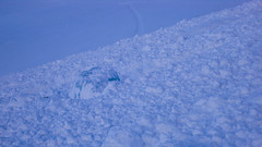 Upadek seraka wyzwolił lawinę śniegu i lodu. Podejście lodowcem Morteratsch przez Da Buuch.