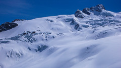 Trasa zjazdu lodowcem Vadret da Roseg m ze szczytu Dischimels 3501m. Widoczny szczyt La Sella 3584m.