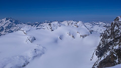 Widok na północny zachód ze szczytu Piz Sella 3511m.  W dole lodowiec Vadret de la Sella