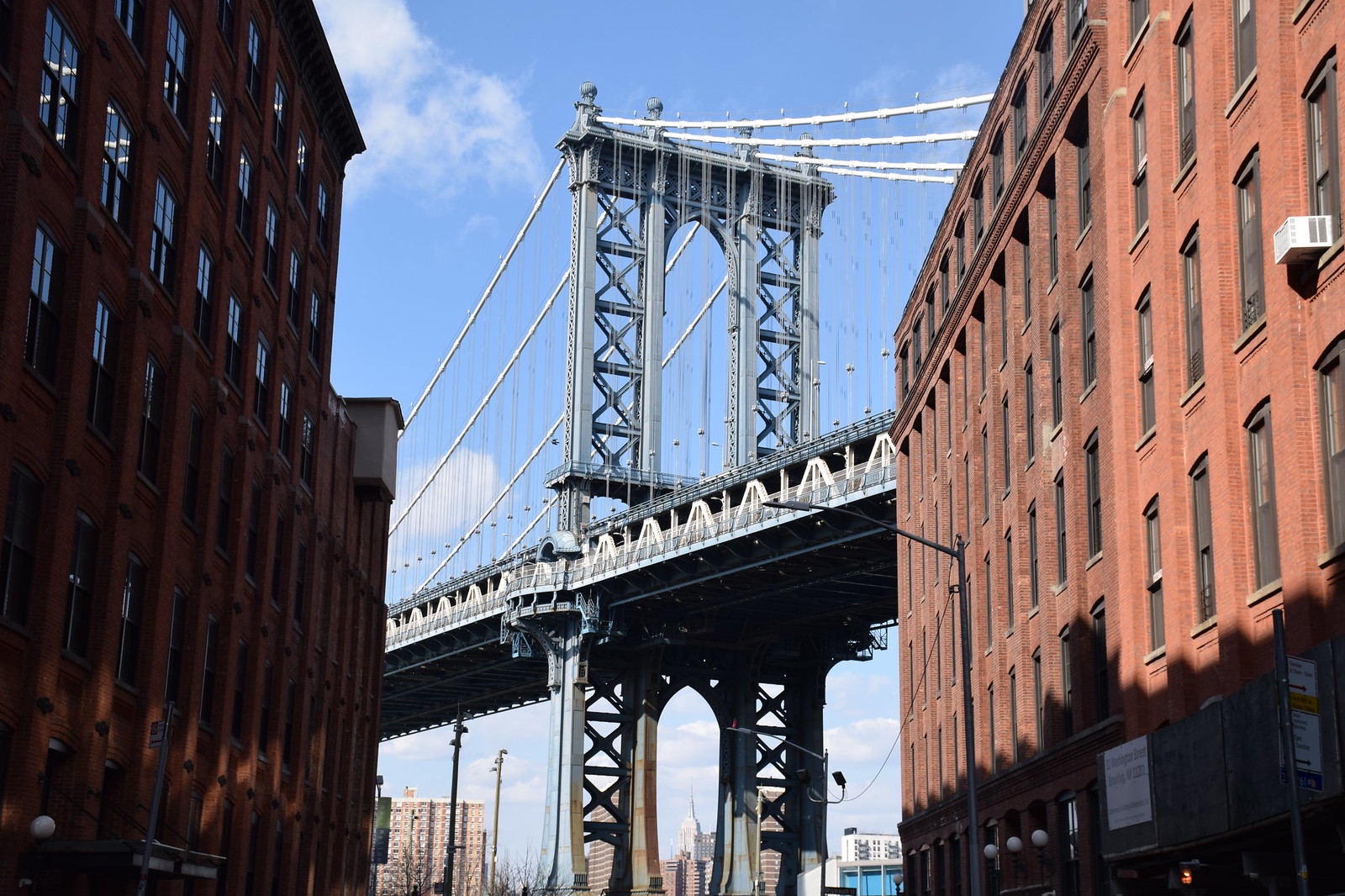 Vista del puente de Manhattan desde las calles de Brooklyn