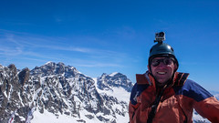 Ja na szczycie Piz Malenco 3400m. W tle lodoweic Vadretta di Scerscen Inferiore, szczytu Dischmels 3501,  I Gemelli 3508m, Piz Roseg 3937m, Piz Bernina 4048m.