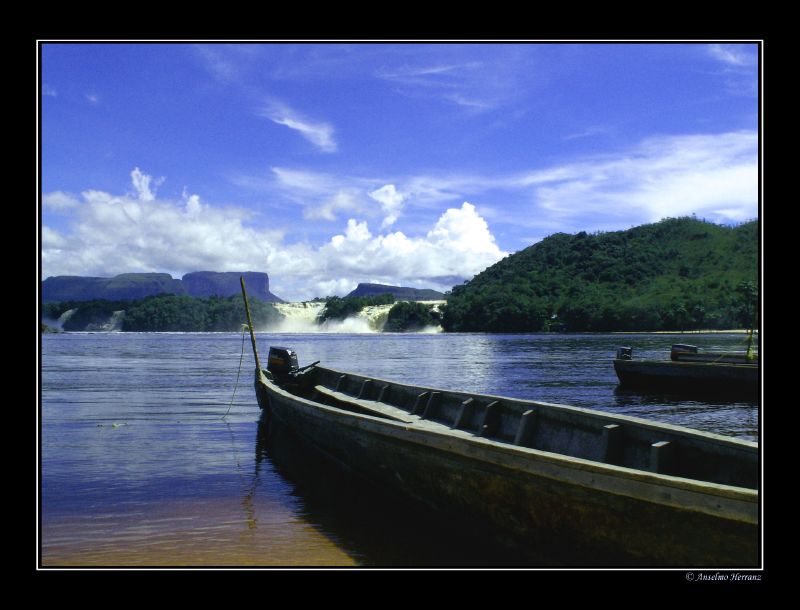 Canoas en la laguna de Canaima - Venezuela