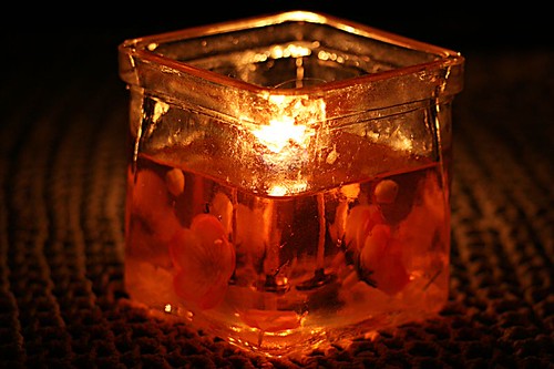 candela profumata in vasetto di vetro