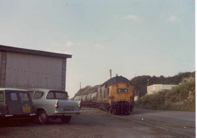 A Class 37, 37206 leaves Hayle Wharves