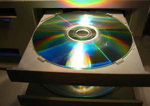 [dɪsk] mẹo ghi nhớ: cách đọc "disk" và đĩa giống nhau(n) đĩa
*Do you have the file on disk?*
Bạn có tập tin trên đĩa không?