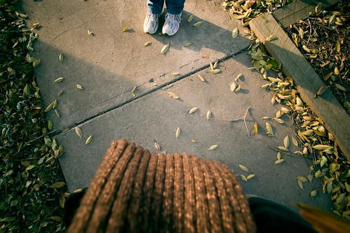 sunset usa feet leaves scarf hojas leaf iowa sidewalk tenis pies grinnell banqueta tenisshoes