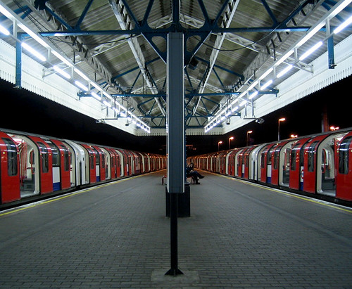 ealing_broadway tube station