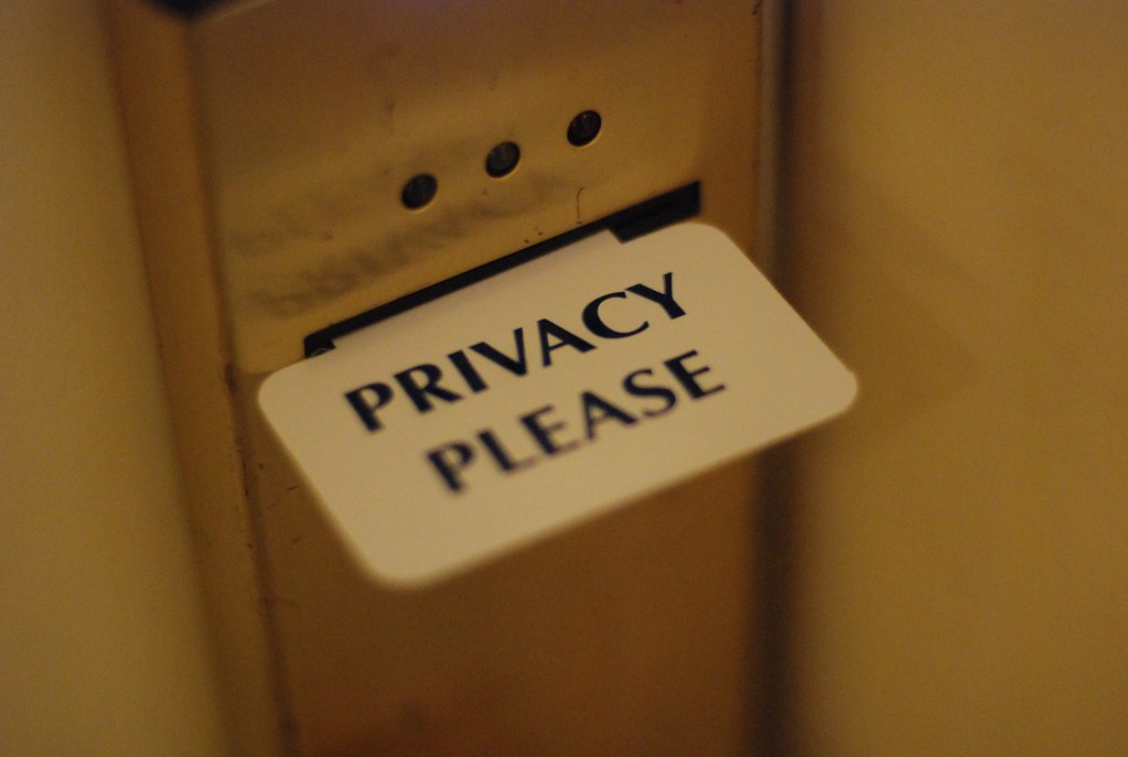 La Cassazione garantisce la privacy al dipendente pubblico che si prostituisce con annunci a luce rosse sul web
