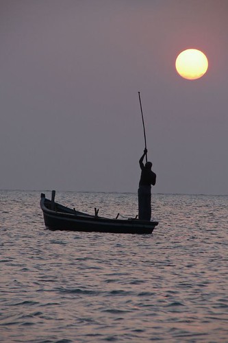 sunset silhouette fisherman dusk boatman lakshadweep kadmat