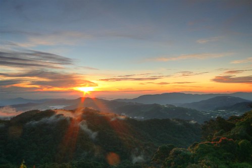 fog sunrise geotagged asia southeastasia hills jungle malaysia cameronhighlands hdr 2xp gunungbrinchang geo:lat=4516667 geo:lon=101383333 felixhaller funnyfelix