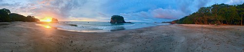 toxisland colors colori oceano pacificocean sunset light sand sabbia beach playa tramonto fullwiew panoramic lanscape iphone clouds nuvole sky cielo costarica alberi tree arbol people colores reflection riflesso