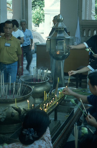 thailand candles candle buddha praying buddhism slidefilm altar thai be 100views province chedi nikonf70 march2001 diafilm altare ljus nakhonpathom nikoncoolscanls30 mars2001 sigma28105mmf456uc nakhonpathomchedi watphrapathomchediratchaworamahawihan