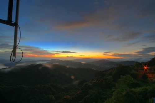 fog sunrise geotagged asia southeastasia hills jungle malaysia cameronhighlands hdr 5xp gunungbrinchang geo:lat=4516667 geo:lon=101383333 felixhaller funnyfelix