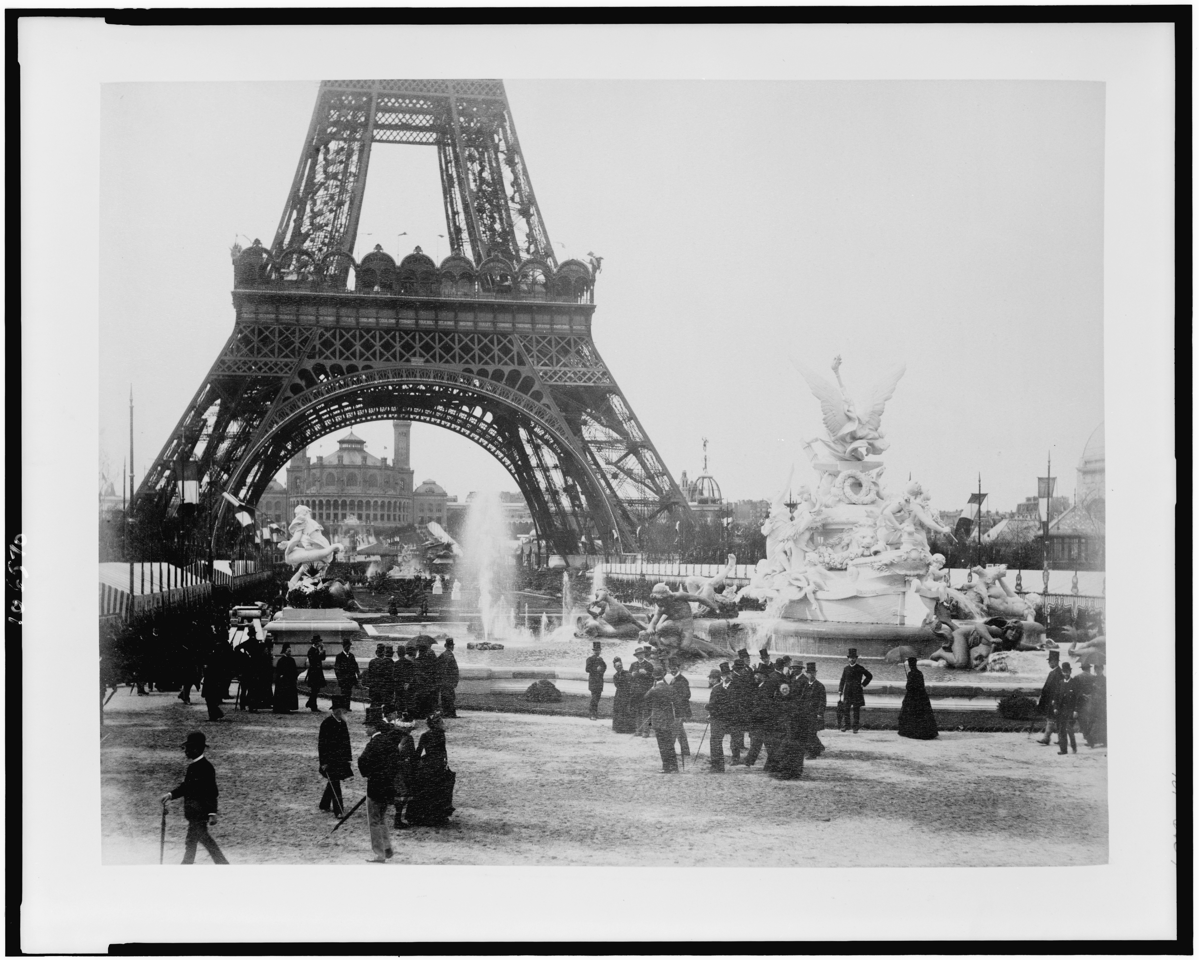 Какой год в париже. Париж 1850 год. Париж 1889 Эйфелева башня. Эйфелева башня 20 век. Эйфелева башня 1909.