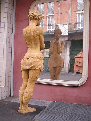 sculpture france girl reflections mirror seminude muddy 2007 stquentin saintquentin 150views saintquentinenyvelines 250views stquentinenyvelines muddylaboue lesyvelines
