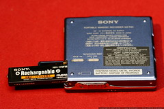 sony mz r90 minidisc recorder   back and battery com… 