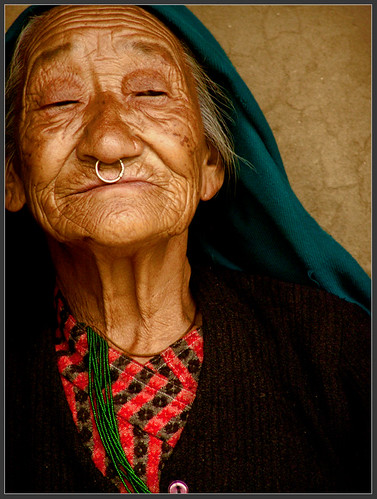 Hermosa anciana de la aldea de Darap (Sikkim)