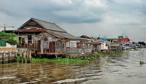 water photoshop river geotagged thailand wooden bangkok muddywater riverbank chaopraya lucisart chaophaya woodenhouses abigfave geo:lat=13828068 geo:lon=100499925