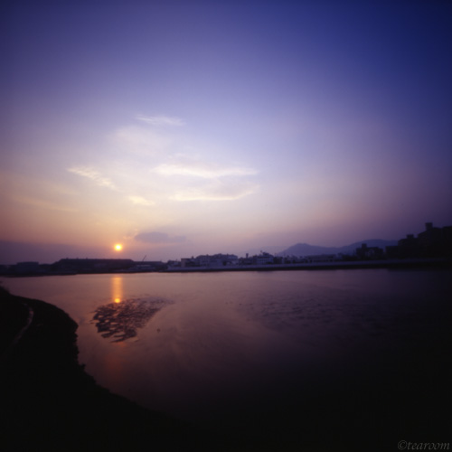 sunset sea sky river geotagged pinhole hiroshima zero2000 zeroimage provia400x geo:lat=343728136 geo:lon=1324307794