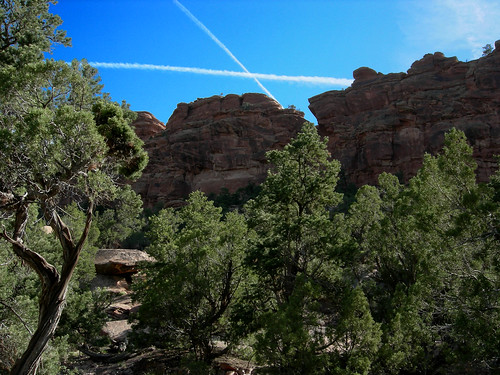 red sandstone contrail canyon boondocking unaweep