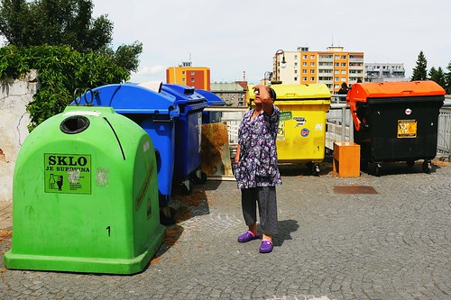 street city woman colour garbage fuji view candid container age odpad pohled kolín kontejner x100t