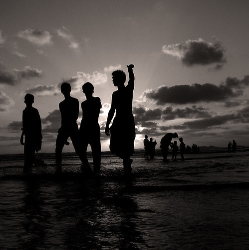 pakistan sunset sea bw beach boys silhouette time unreal karachi lowangle