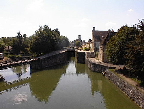 france tourism canal scenery loiret montargis
