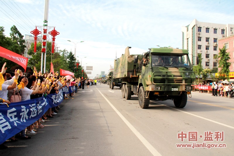 6月9日上午，湖北省监利县，大街两侧，群众挥手向官兵告别。