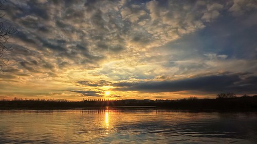 sunset nahe river flowing spring orange blue yellow green reflections nature drama parchmankid parchman kid sony a6000 kit lens hazy atmosphere clouds cloud glow aura langenlonsheim gensingen germany rays light shadows trees water cold warm happy